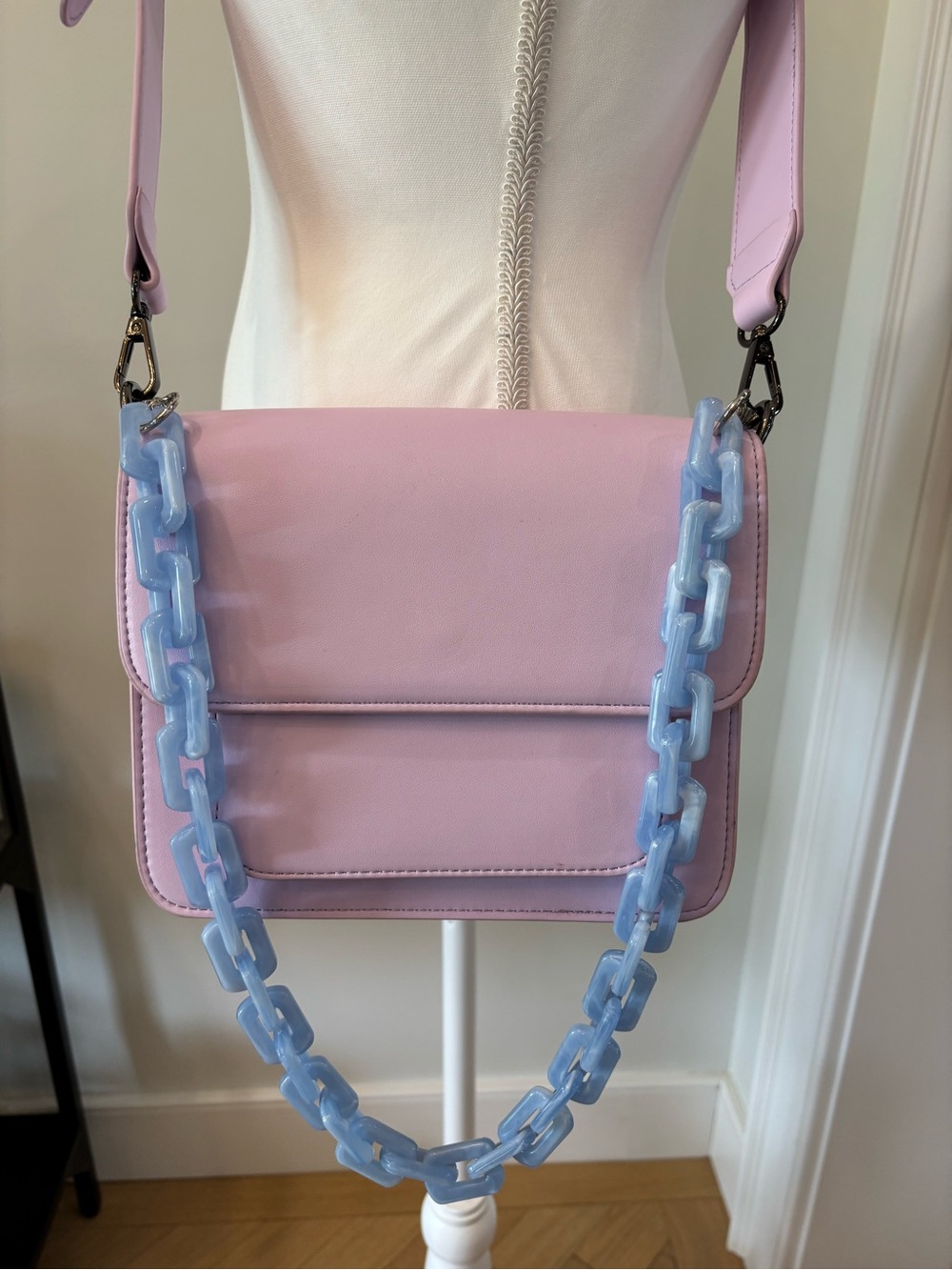 HVISK Cayman Pocket Soft Structure, Purple, Vegan Leather with Blue Chain